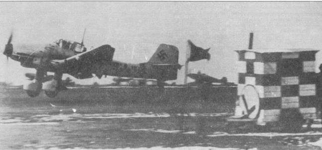 Ju 87 D-5 отправляется на боевое задание, Восточный фронт, зима 1943/44. На заднем плане виден Bf 109 G.