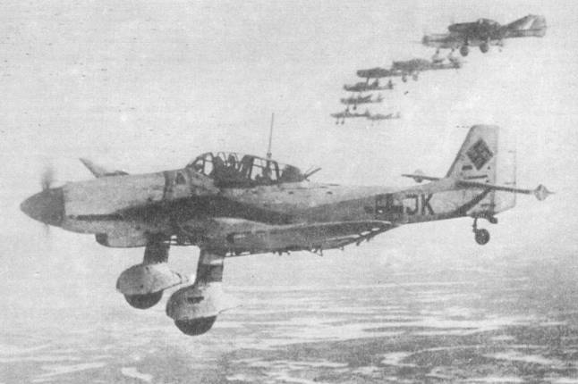 Соединение Ju 87 D-5 в полете над СССР, зима 1943/44.