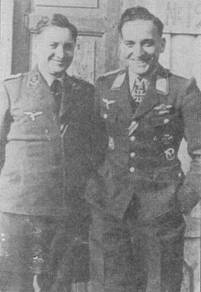 Справа — полковник Ганс-Ульрих Рудель, самый знаменитый пилот пикирующих бомбардировщиков и штурмовиков Люфтваффе, выполнивший 2530 боевых вылетов, единственный немецкий воин, награжденный Золотыми Дубовыми листьями с Мечами и Бриллиантами к Рыцарскому кресту Железного креста.