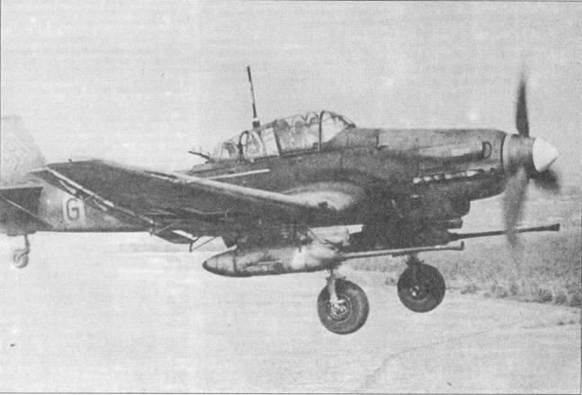 Ju 87 G-1 с подкрыльевыми пушками ВК 3,7 cm калибра 37-мм в полете над Восточным фронтом, 1943.