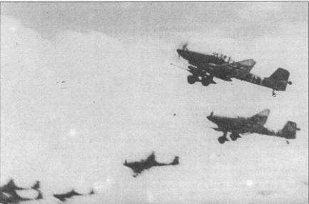 Ju 87 G-2 во время боевого вылета в России, 1944.