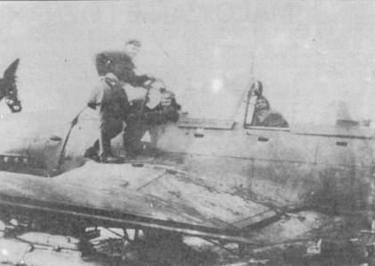 Польские летчики у захваченного Ju 87 G зимой 1945.