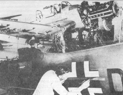 На Ju 87 В-2 наносят знаки государственной принадлежности.