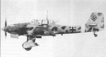 Ju 87 R-2 из StG 2 в «песочном» камуфляже, наложенном на стандартную «европейскую» окраску (RLM 70/71/65). На вертикальном киле белый заводской номер 6117.