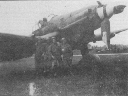 Германия, 1945 г. Солдаты американской армии позируют на фоне поврежденного Ju-87D-7 (переделанный D-3). Обратите внимание на обломанную деревянную лопасть воздушного винта. Окраска кока винта спиралью стала в конце войны общепринятой для ударных самолетов.