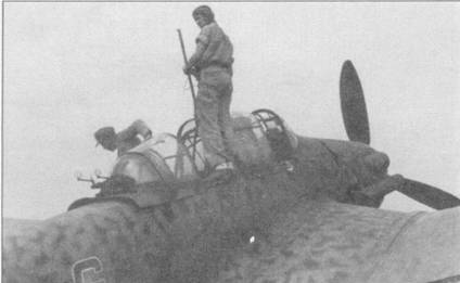 Nachtschlacht Ju-87 отличались ночной окраской, верх самолетов поверх базовой окраски покрывался пятнами зеленого цвета. Самолет на снимке несет на борту фюзеляжа литеру «G» красного цвета с белой обводкой, скорее всего машина принадлежит воевавшей в Италии 2./NSG-9. Сверху самолет обильно закрашен серой краской, мелкие пятна — это все, что осталось от первоначального камуфляжа. Низ ночных «Штук» обычно красился в черный цвет. Установленных схем окраски ночных Ju-87 не существовало, поэтому стили окраски самолетов были сугубо индивидуальными.