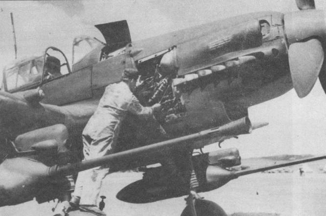 Первым специализированным истребителем танков стал самолет Ju-87G-1, представлявший собой конверсию Ju-87D- 3. Под каждой плоскостью крыла смонтировано по одной 37-мм пушке Flak-18. Самолеты Ju-87G-1 получили в войсках прозвища «Kanonenvogel», «Panzerknaker» или же совсем просто — «Stuka mit den Langen Stangen» («Штука с длинными палками»).