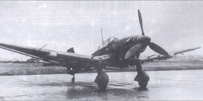Ju 87 D-5 характеризовался удлиненными крыльями и усиленным <a href='https://arsenal-info.ru/pub/cat/strelkovoe-vooruzenie' target='_self'>стрелковым вооружением</a> -2 х MG 151/20. Хорошо заметен козырек из бронестекла на лобовом окне пилотской кабины.