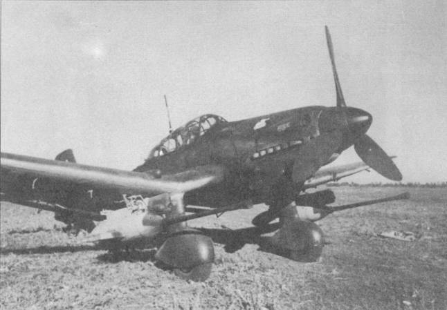 Одной из первых самолеты Ju-87G-1 получило «Panzerjagdkommando Weiss». Передняя часть кока воздушного винта запечатленного на снимке самолета окрашена в красный цвет. Вполне вероятно, что на этой машине летал Ганс- Ульрих Рудель, на его самолете также имелась эмблема в виде силуэта танка Т-34. Обратите внимание: тормозные решетки демонтированы. Порты крыльевых пулеметов закрыты заглушками.