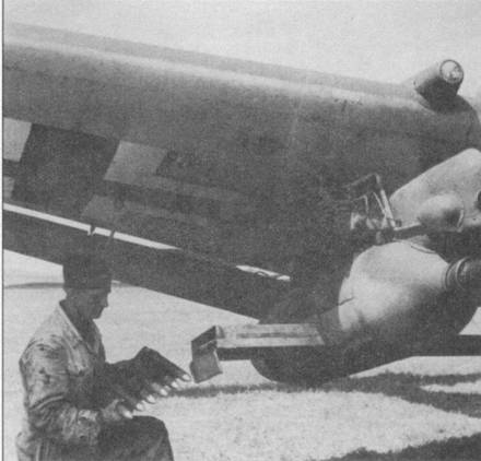 Оружейник снаряжает крыльевую 37-мм пушку Flak-18 самолета Ju- 87G-1. В руках оружейник держит обойму с шестью 37-мм снарядами. Обоймы снаряжались вперемешку бронебойными и зажигательными снарядами. Правая и левая пушки были взаимозаменяемы, обоймы вставлялись только справа.