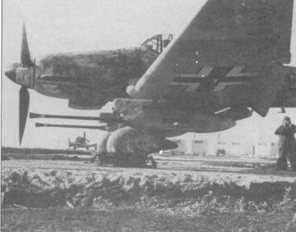 Самолет Ju-87G-1 установлен для пристрелки пушек Flak-18 Bordkanone. Снаряды этих пушек могли поразить любой советский танк, наибольший эффект приносила стрельба по крышам моторно-трансмиссионных отделений бронетехники.