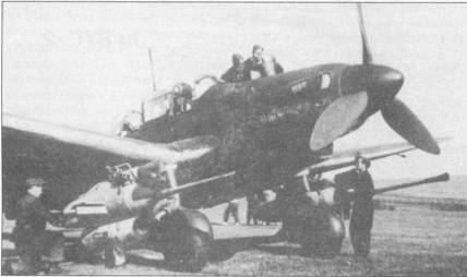 Самолет Ju-87G-2 представлял собой модификацию Ju-87D-5; «двойка» строилась более массово, чем Ju-87G- 1. На Ju-87G-2 уже ничего не напоминало о тормозных решетках или крыльевых пулеметах. Орудийные подкрыльевые установки Ju-87G-2 не отличались от 37-мм пушек Ju-87G-1.