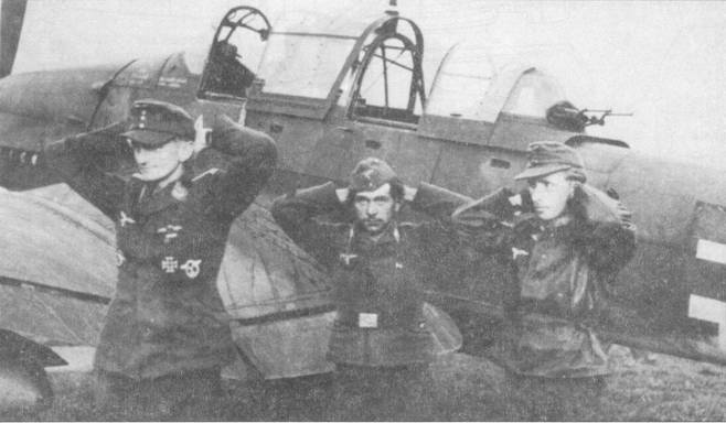 Конец войны, 8 мая 1945 г. Пилотов люфтваффе заставили позировать для пропагандистских снимков на фоне Ju-87G- 2. Этот самолет экипаж перегнал на Запад в надежде найти спасение от русских «дикарей» у цивилизованных англо- американцев.