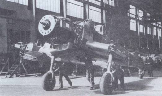 Сборка самолетов Ju- 87D-5 велась на заводе в Бремене-Лемвердере. Обратите внимание на темные панели по бортам фюзеляжа в районе кабины летчика — это накладные бронеплиты.