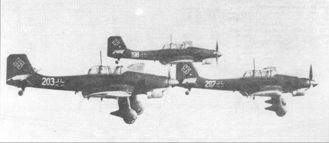 Звено из трех Ju 87 В-1, сфотографированное в ходе облета. На фюзеляжах видны повторения заводских номеров корпусов, нанесенные белой смывающейся краской (на хвостах — те же номера, но меньшие и нанесенные несмывающейся краской).
