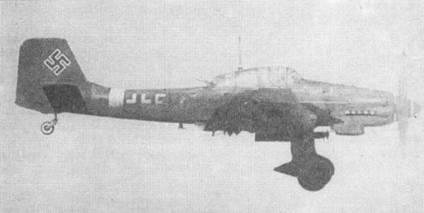 Ju 87 D-1 был совершенно новым самолетом с увеличившимися бомбовой нагрузкой, максимальной скоростью и дальностью. На снимке можно отчетливо видеть измененные очертания фонаря кабины и носа машины.