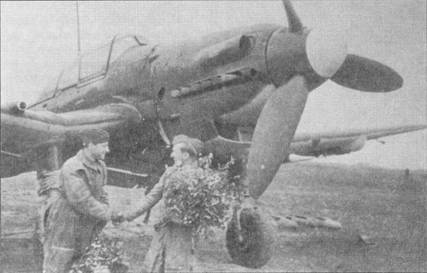 Ju 87 D-1 на полевом аэродроме Восточного фронта. Экипаж отмечает юбилейный боевой вылет. У самолета сняты нижние части обтекателей шасси — практика, очень часто применявшаяся на этом фронте. Стоит обратить внимание на отсутствие позиций для установки сирен, которые были хорошо видны на предыдущем снимке.