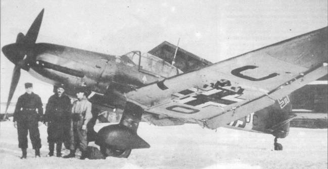 Ju 87 D-5, сфотографированный на одном из тыловых аэродромов Восточного фронта зимой 1943/44. Хорошо видны подкрыльевые пилоны и двухцветный камуфляж: матовый темно-зеленый цвет RLM 71 и полуматовый черно-зеленый RLM 70.