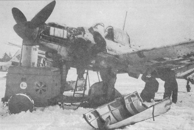 Подготовка Ju 87 D-5 к боевому вылету зимой 1944. Один из рукавов, подающих горячий воздух, закреплен на двигателе, зато другой направлен прямо… в лицо механика — скорее всего, у того замерз нос. Стоит обратить внимание на внутренние ребра жесткости капота двигателя, лежащего на переднем плане.