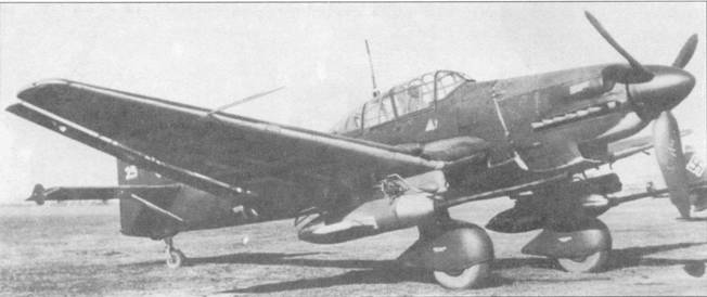 25-й изготовленный Ju 87 G-1 на заводском аэродроме. Стоит обратить внимание на дополнительное бронирование под кабиной и двухцветную окраску пушечного контейнера (цвета, вероятно, серый RLM 02 и светло-голубой RLM 65).
