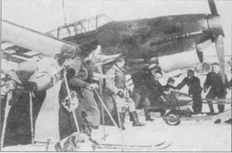 Два снимка, представляющие Ju 87 R-I из I./StG 1, Норвегия, 1940. Обращает внимание вмешательство немецкой военной цензуры, благодаря чему закрашены часть кодовых обозначений на фюзеляже, эмблема части и надпись на капоте двигателя.