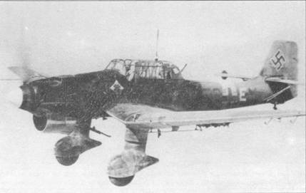 Ju 87 R-2/trop. из 4./StG 2 во время полета над пустыней, осень 1941.