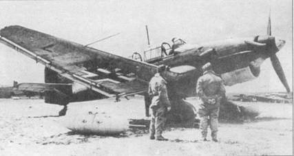 Ju 87 D-1 на Восточном фронте осенью 1942. Под крыльями на земле лежат дополнительные топливные баки вместимостью 300 л.