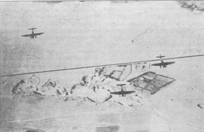 Ju 87 R-2 в полете над Африкой осенью 1941. Обращают на себя внимание белые полосы вокруг фюзеляжа, контрастирующие с «европейским» камуфляжем RLM 70/71/65.