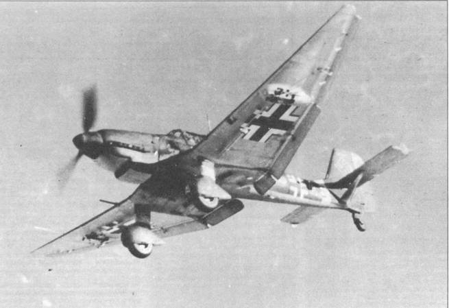 Ju 87 D-5 во время заходи на посадку на одном из полевых аэродромов в России, 1943.