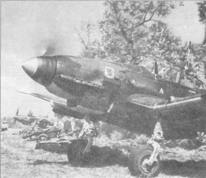 Ju 87 D-3 из 7./StG 1 во время действий на востоке в 1943. Благодаря демонтированным обтекателям видны стойки основного шасси.