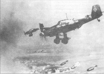 Бомбардировщики Ju 87 D-1 во время налета на Восточном фронте в 1942. Видны сброшенные 250-кг бомбы.