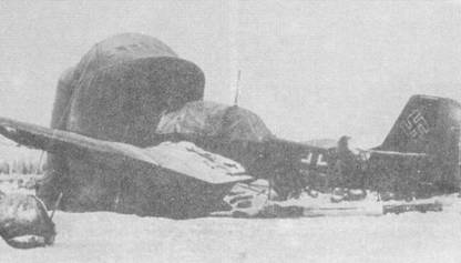 Ju 87 В зимой 1941/42 на одном из полевых аэродромов в России. Обращают внимание чехлы на кабине, крыльях и горизонтальном оперении, а также шатер над двигателем, позволяющий проводить техобслуживание даже в экстремальных условиях русской зимы.