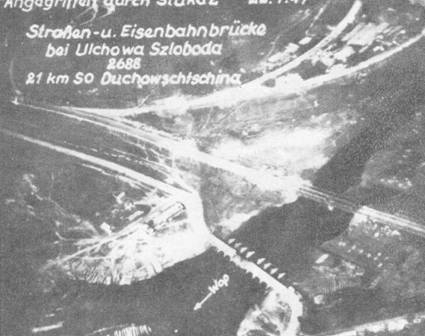 Пикировщики разрушили автомобильный мост через реку Вонь 22 июля 1941 года. Железнодорожный мост пока цел. В этом налете принимал участие Ганс- Ульрих Рудель.