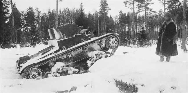 Испытания одного из первых танков «Виккерс 6-тонный» в Советском Союзе. Район Москвы, январь 1931 года. Машина преодолевает стенку из бревен (АСКМ).